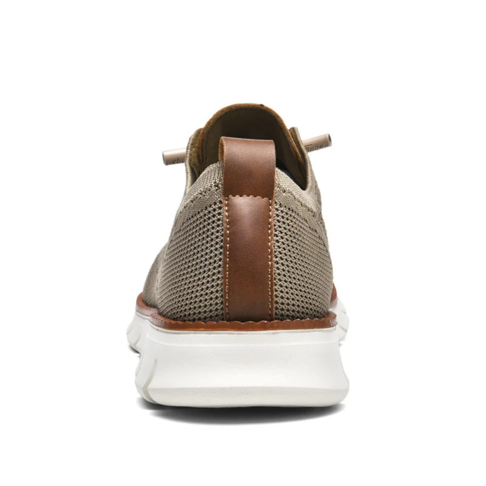 Beiger Herren-Sneaker aus Mesh mit weißer Sohle und braunen Akzenten, Rückansicht.