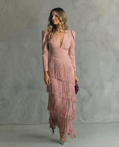 Frau im rosafarbenen Fransenkleid mit langen Ärmeln, silbernen Pumps und lila Clutch 7