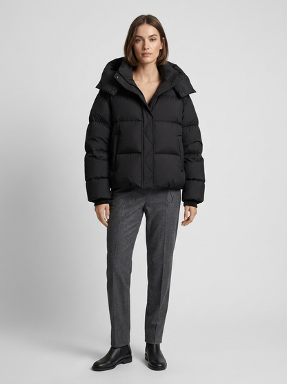 Model trägt die schwarze kurze Steppjacke zu grauer Hose und schwarzen Stiefeletten im Ganzkörperbild 4