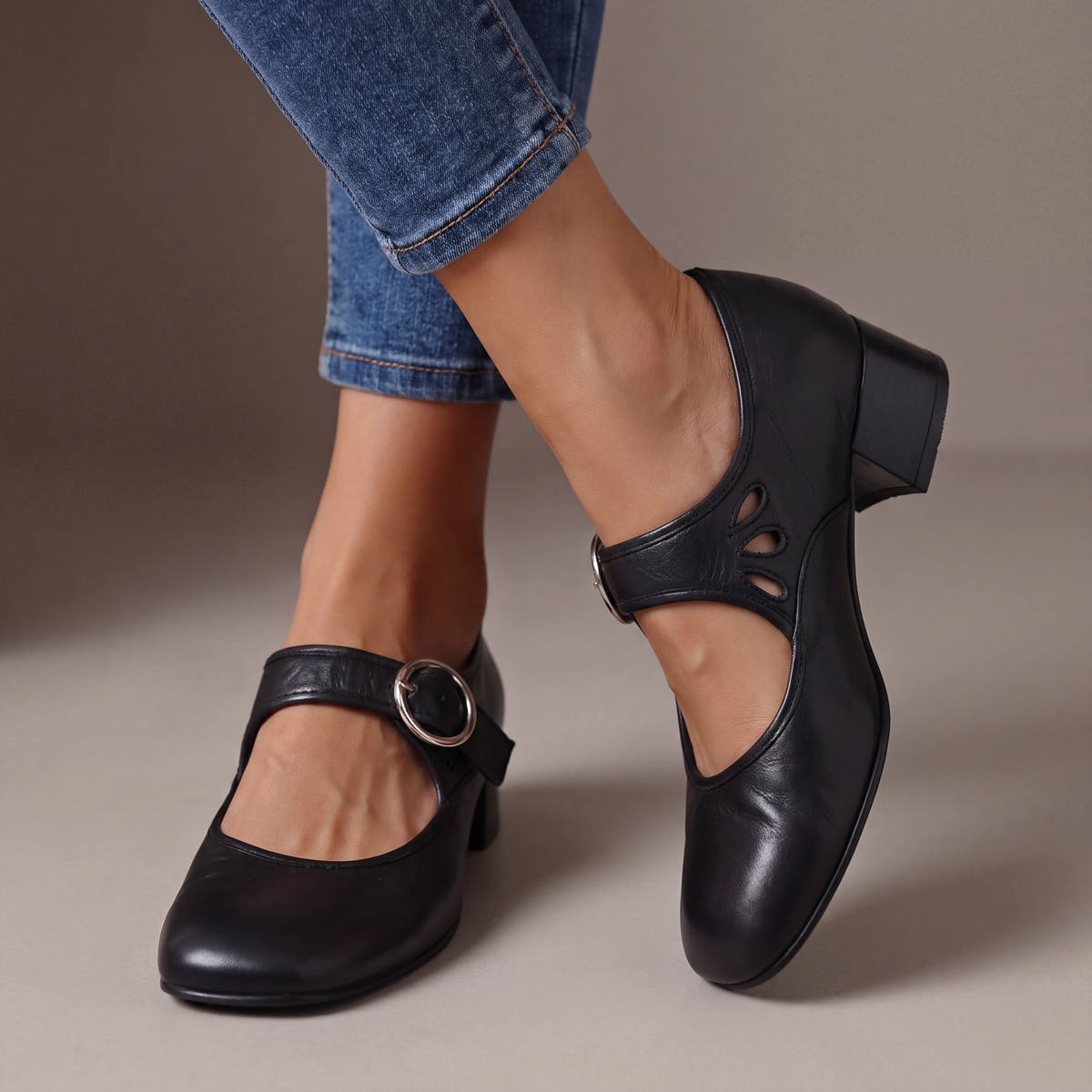 Blaue Leder-Riemchen-Pumps mit runder silberner Schnalle und Blockabsatz, Seitenansicht
