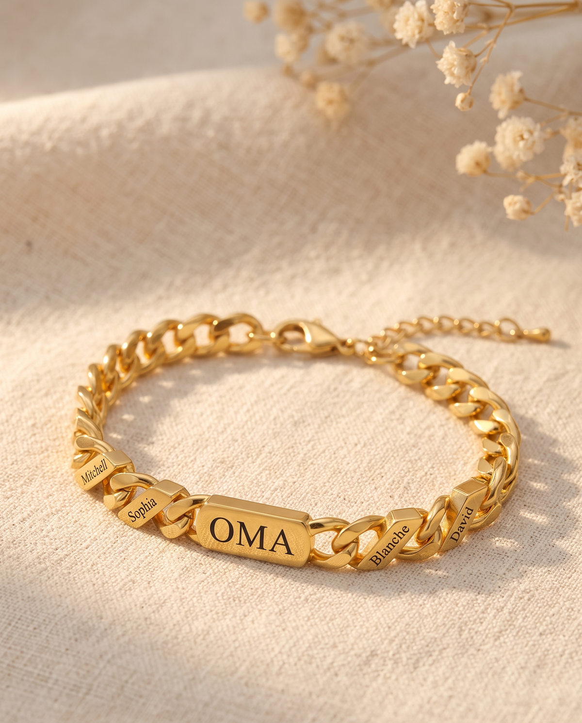 Goldfarbenes Armband mit gravierten Namensgliedern und Verlängerungskette