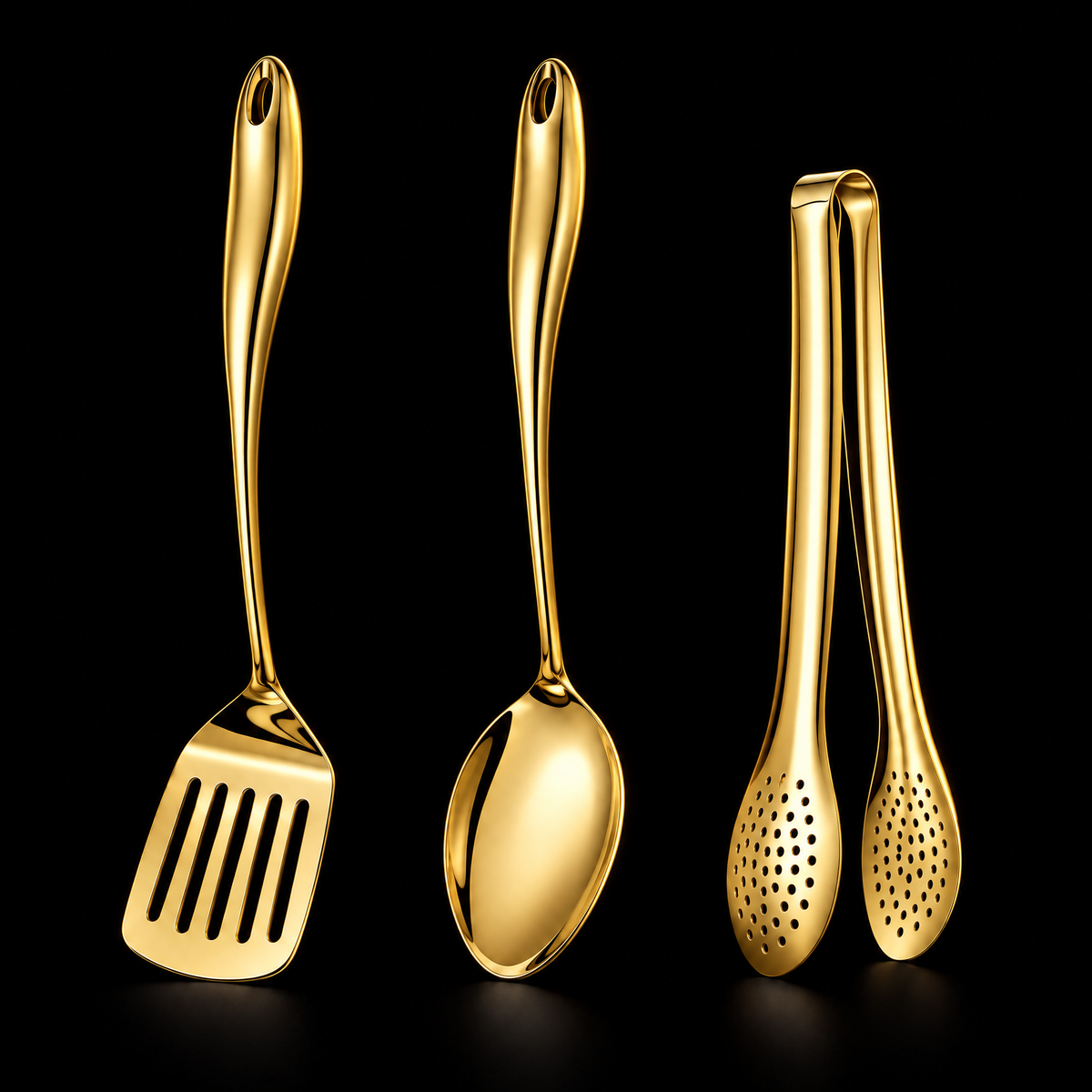 Dreiteiliges Set in goldener Ausführung mit Pfannenwender, Löffel und Zange vor schwarzem Hintergrund.