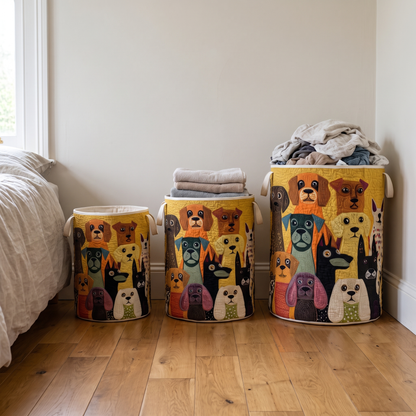 Drei Körbe in unterschiedlicher Größe nebeneinander im Schlafzimmer, gefüllt mit Handtüchern und Wäsche, neben einem Bett. 3