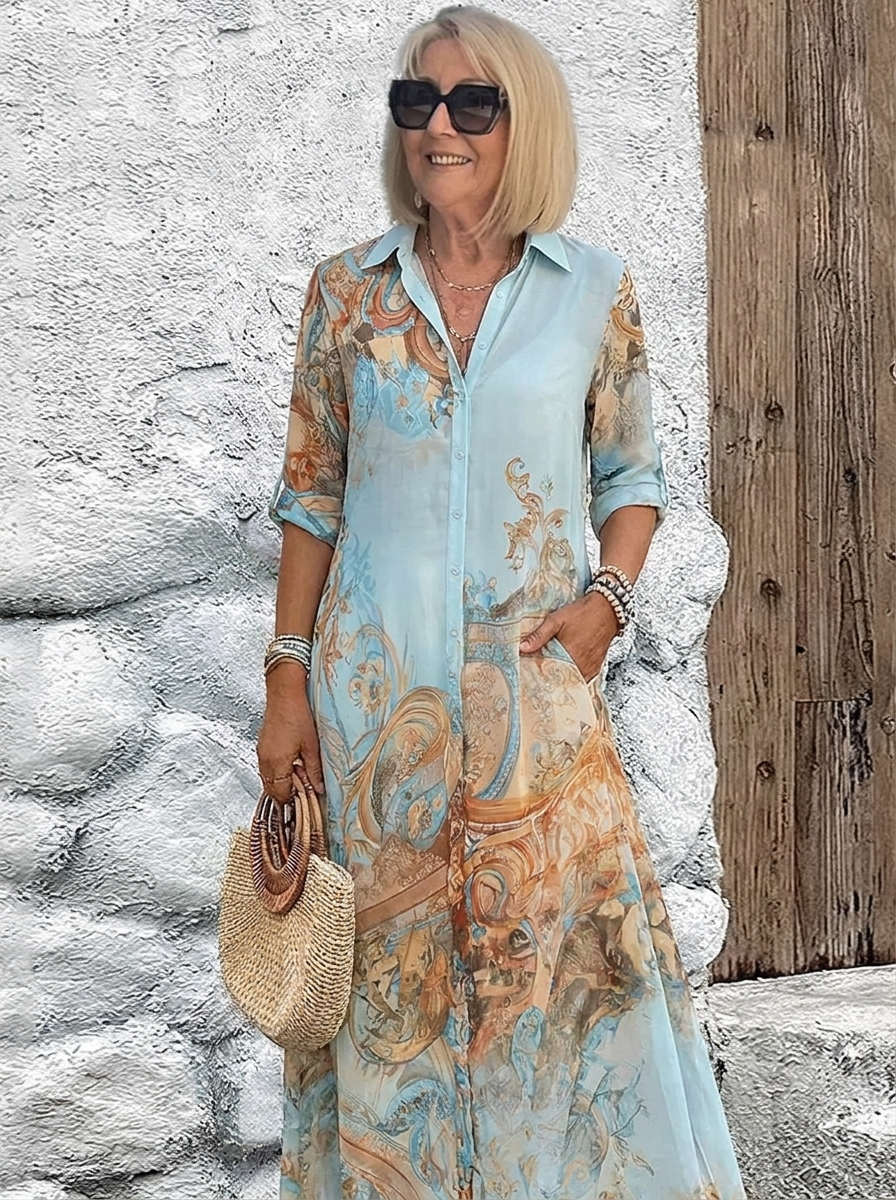 Damen-Maxikleid mit Hellblau und orangem Ornamentmuster, Vorderansicht mit aufgekrempelten Ärmeln und Hemdkragen