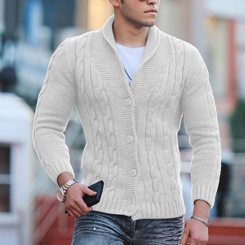 Mann trägt weißen Strickpullover, modisch, Herbst Winter, Herrenmode, Freizeitkleidung.