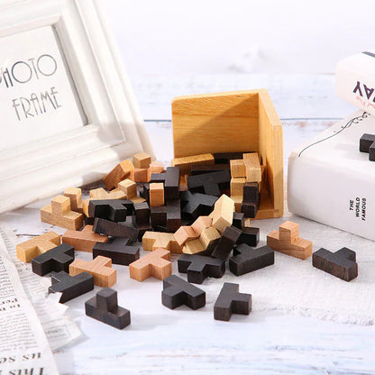Holz-Puzzle-Teile in Schwarz und Natur, verstreut auf Tisch, mit Holzbox und Bilderrahmen.