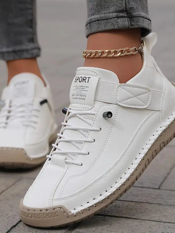 Weiße Sneaker getragen mit goldener Fußkette, Nahaufnahme von Schnürung und beiger Sohle 11