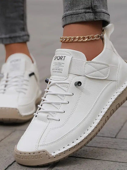 Weiße Sneaker getragen mit goldener Fußkette, Nahaufnahme von Schnürung und beiger Sohle 11