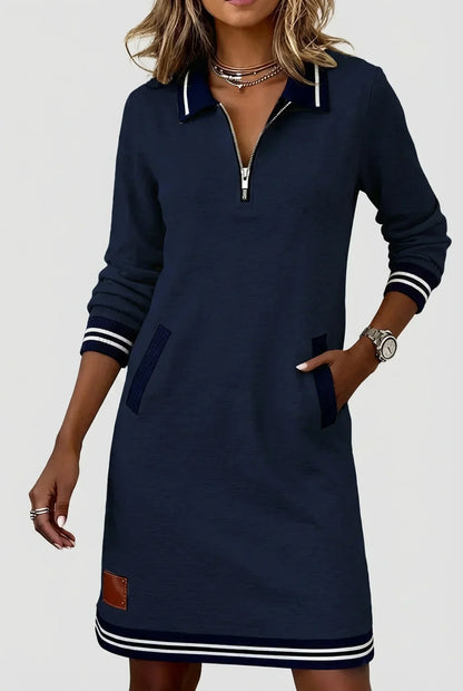 Marineblaues Kleid mit Reißverschluss und Streifenkragen, detail.