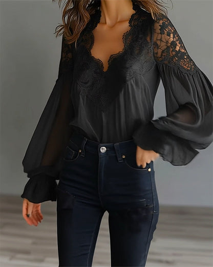 Schwarze Bluse mit Spitzen-V-Ausschnitt und Ballonärmeln, kombiniert mit dunkler Jeans, Halbtotale 8