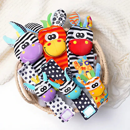 Baby Hand und Fuß Rassel Socken Set mit mehreren Teilen in einem geflochtenen Korb