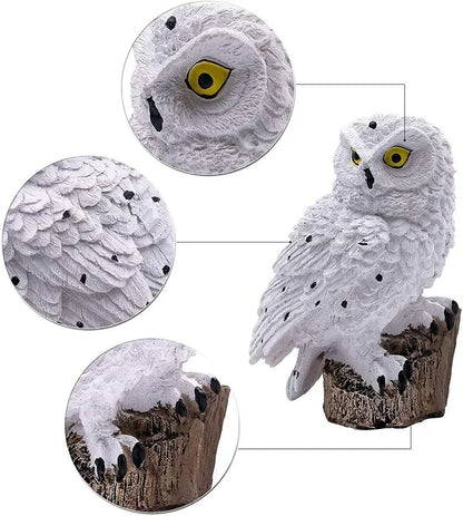Weiße Eule mit gelben Augen und schwarzen Punkten auf Holzsockel mit Detailkreisen.