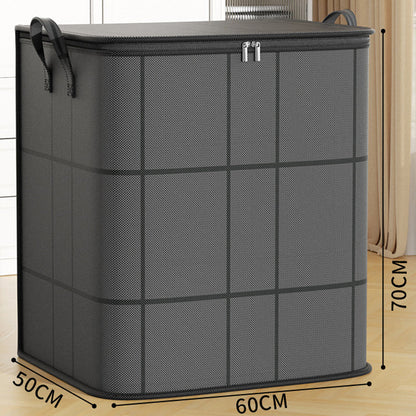 Die größte graue Tasche im Einzelbild vor Vorhang und Schrank, mit eingezeichneten Maßen für Breite, Tiefe und Höhe. 15