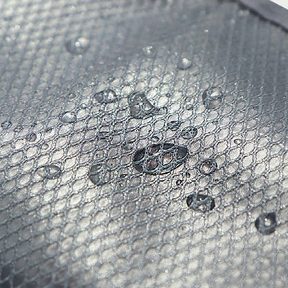 Detailaufnahme des grauen Netzgewebes mit Wassertropfen, die auf der Oberfläche perlen und das wasserabweisende Material zeigen. 5