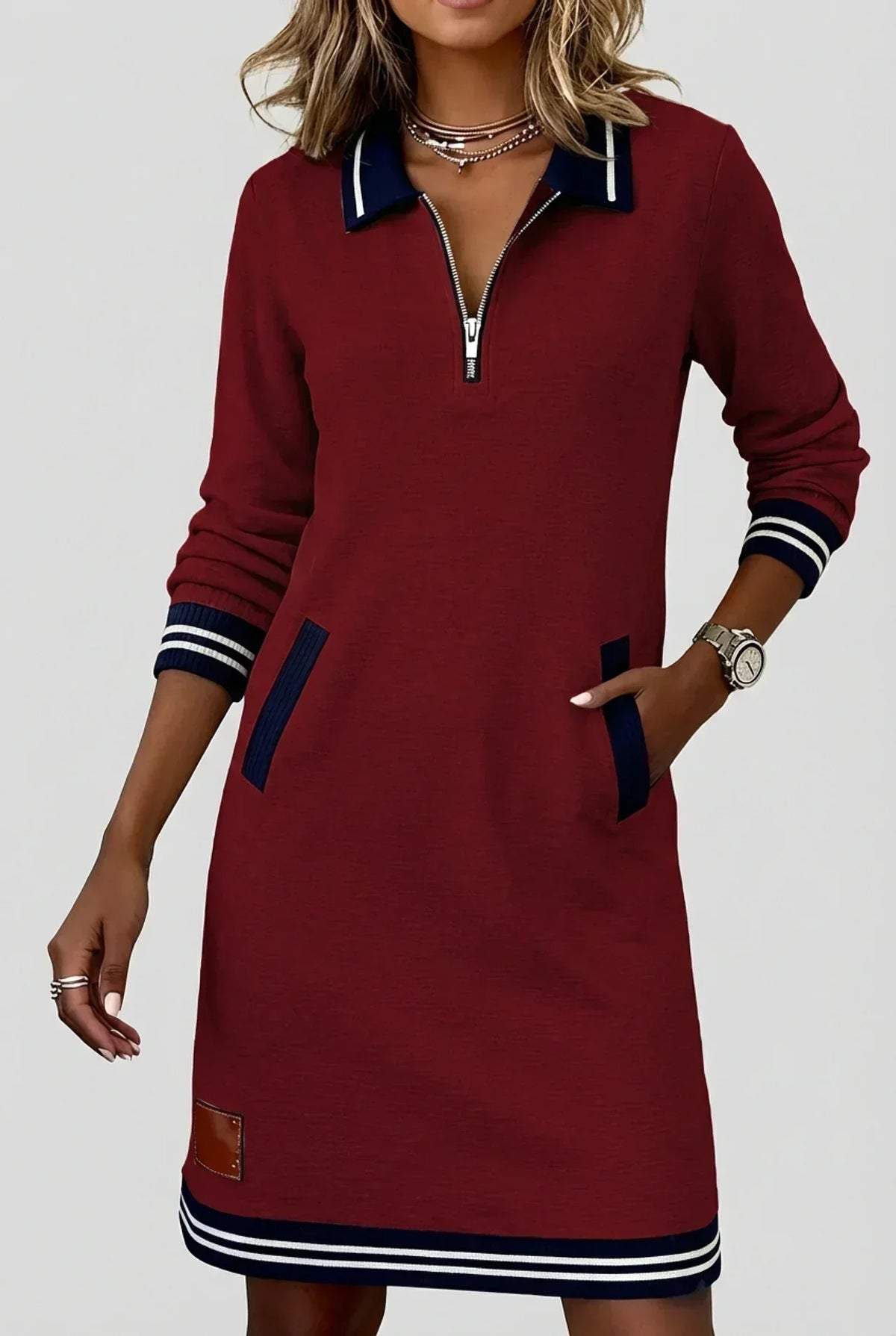 Weinrotes Kleid mit marineblauem Polokragen, Reißverschluss und kontrastierenden Taschenbesätzen, detail.
