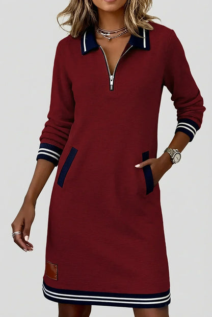 Weinrotes Kleid mit marineblauem Polokragen, Reißverschluss und kontrastierenden Taschenbesätzen, detail.
