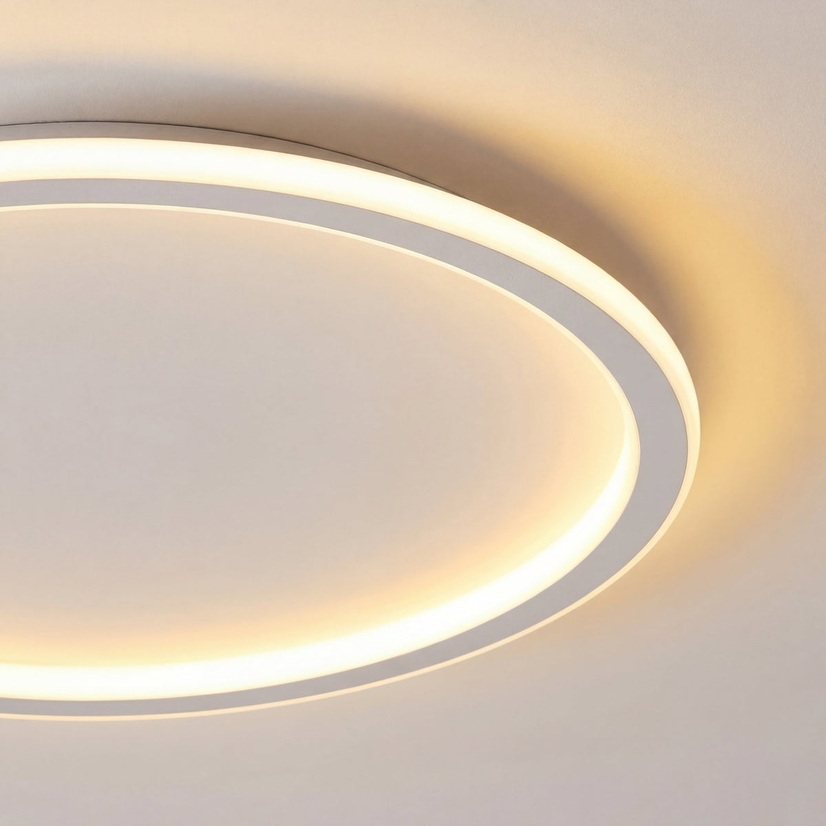 Weiße runde LED-Deckenleuchte, Detail der leuchtenden Ringform mit schmalem Rahmen.