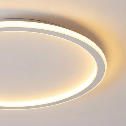 Weiße runde LED-Deckenleuchte, Detail der leuchtenden Ringform mit schmalem Rahmen.
