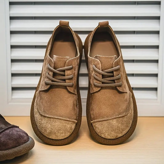 Hellbraune orthopädische Komfortschuhe aus Leder, frontal mit breiter Kappe und dicker Gummisohle.