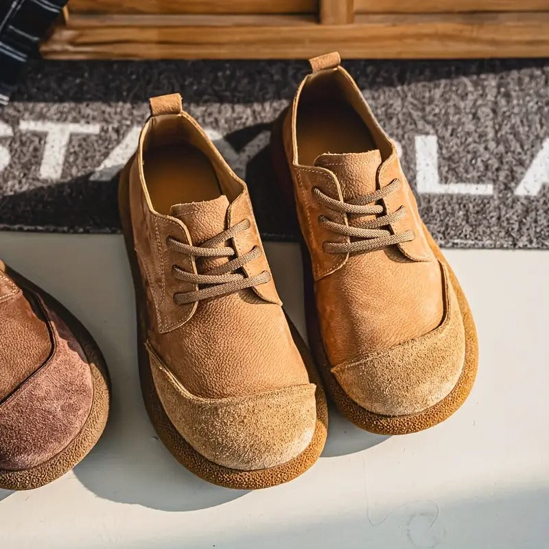 Hellbraune orthopädische Komfortschuhe aus Leder, detail von schräg oben mit Veloursleder-Kappe.