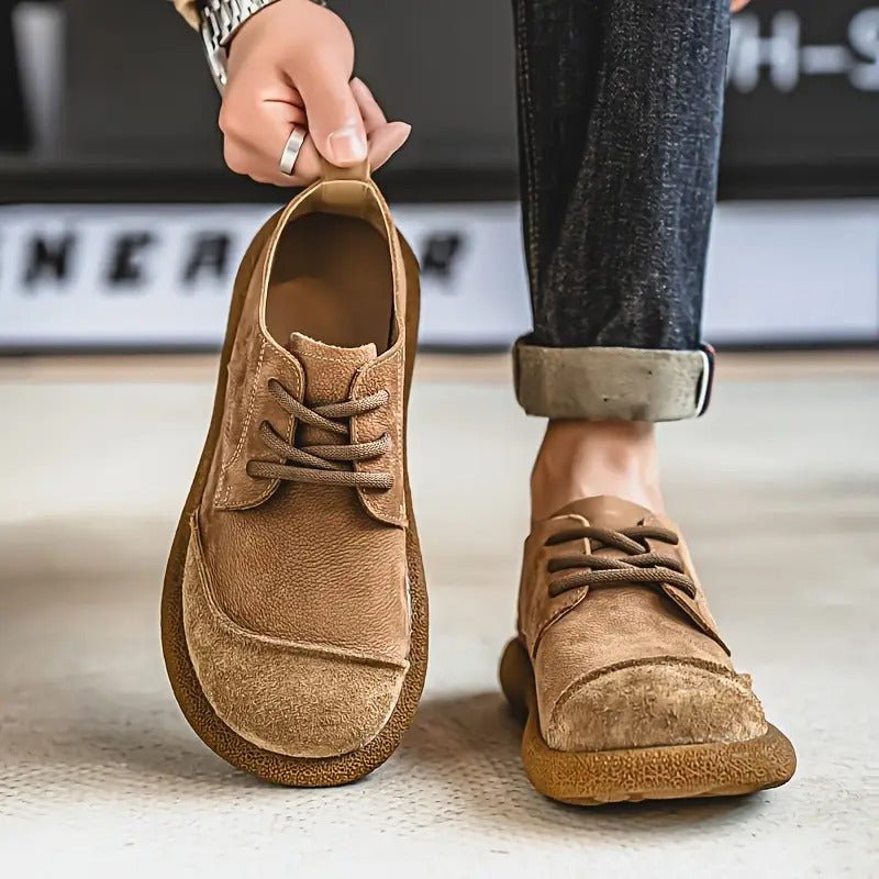 Hellbraune orthopädische Komfortschuhe an einem Model mit hochgekrempelter Jeans, detail.
