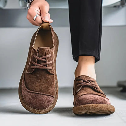Dunkelbraune orthopädische Komfortschuhe an einem Model mit schwarzer Hose, detail.