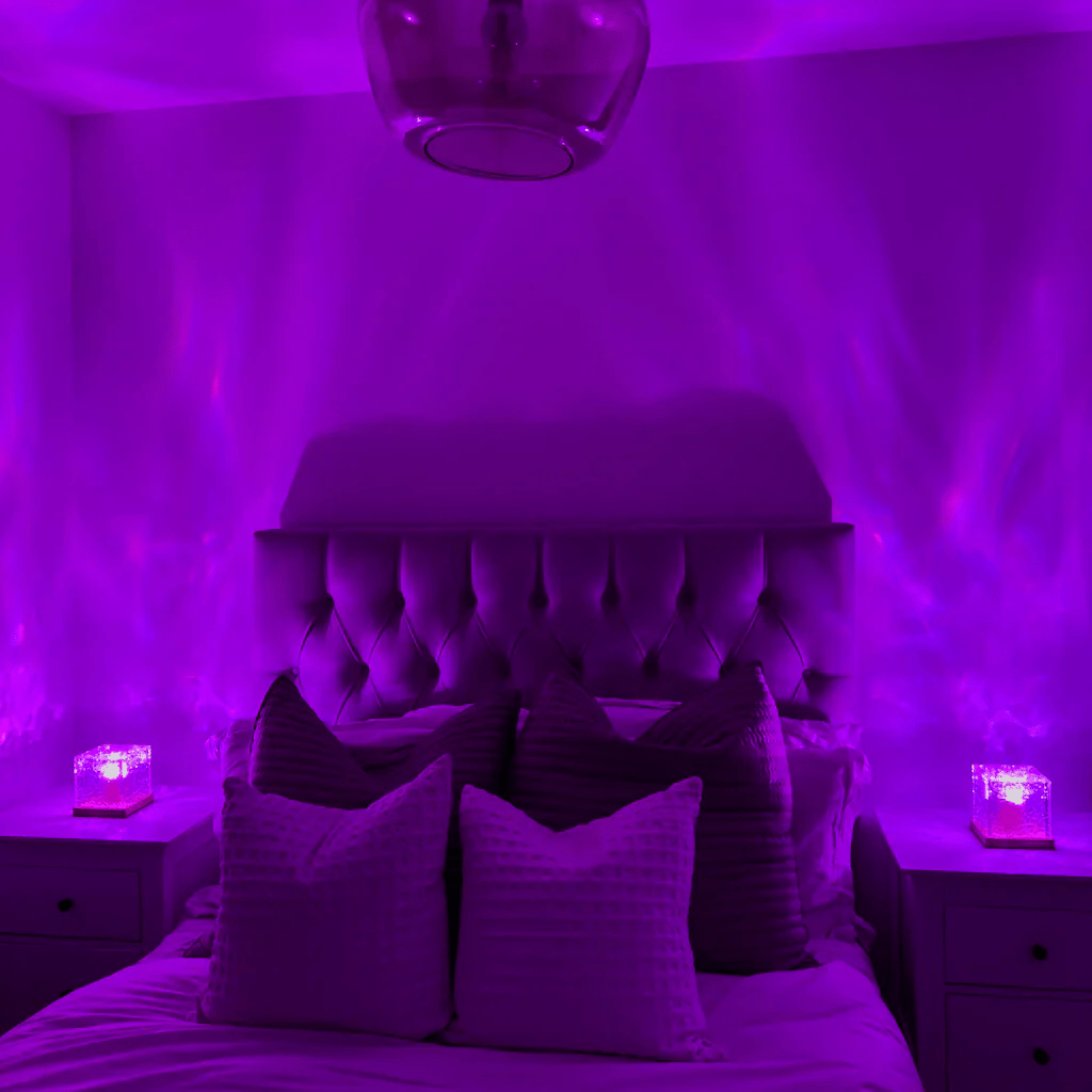 Wellenwürfel-LED-Tischlampe als Detail in einer Schlafzimmerszene mit violettem Licht