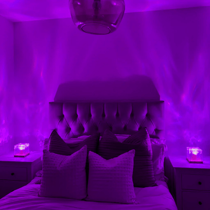 Wellenwürfel-LED-Tischlampe als Detail in einer Schlafzimmerszene mit violettem Licht