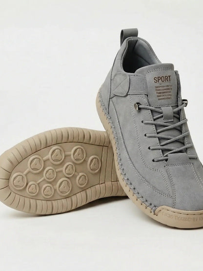 Grauer Wildleder-Sneaker mit beiger Sohle, ein Schuh zeigt das Sohlenprofil 17