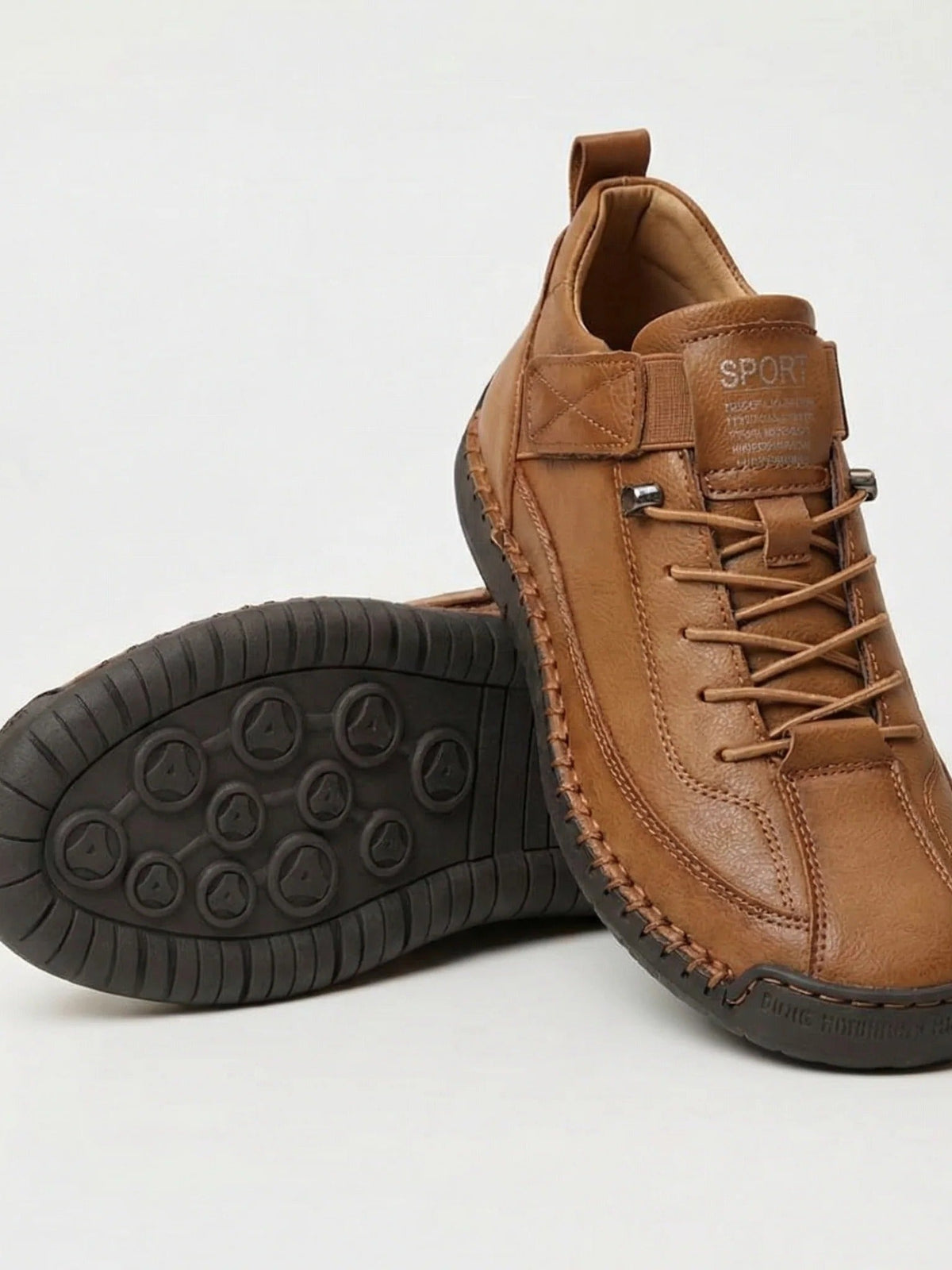 Brauner Sneaker mit dunkelbrauner Sohle, ein Schuh gekippt mit sichtbarem Sohlenprofil 6