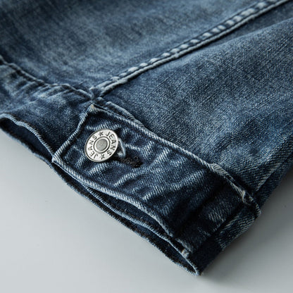 Dunkelblaue Jeansstoff-Detailaufnahme mit Knopf, robuste Denim-Textur, modische Bekleidung.