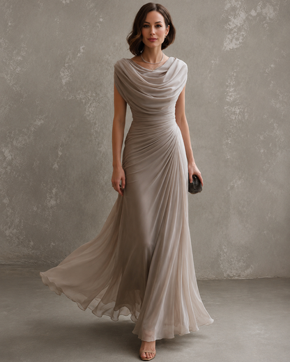 Beiges, ärmelloses Maxikleid mit Drapierung und fließendem bodenlangem Rock in Ganzkörperansicht