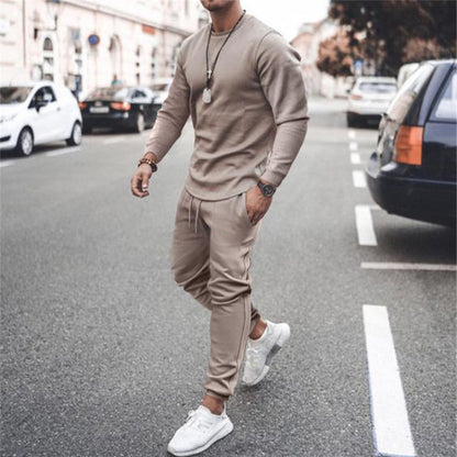 Mann in khakifarbenem Jogginganzug auf Straße, sportlich, lässig, Herrenmode, Freizeitkleidung.