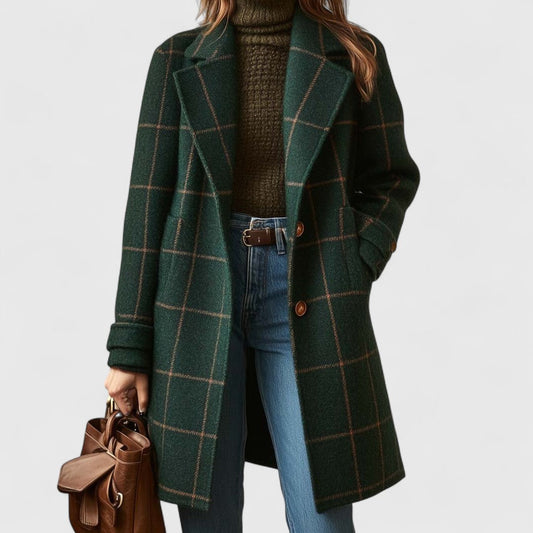 Frau trägt den dunkelgrünen Karomantel offen über Rollkragenpullover und Jeans, dazu eine braune Ledertasche in der Hand. 1