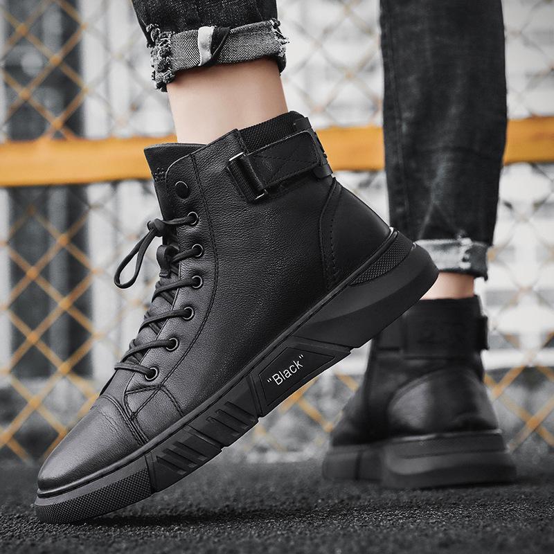Schwarze Leder-Sneaker für Herren, hohe Knöchel, Schnürung, modisch, lässig, robust.