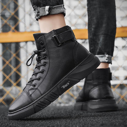 Schwarze Leder-Sneaker für Herren, hohe Knöchel, Schnürung, modisch, lässig, robust.