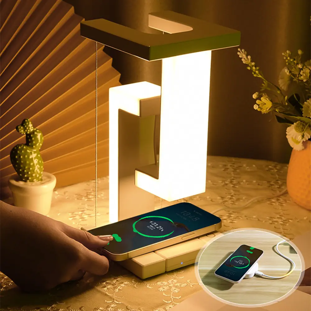 Moderne LED-Tischlampe mit kabelloser Smartphone-Ladestation, warmes Licht, goldfarben.