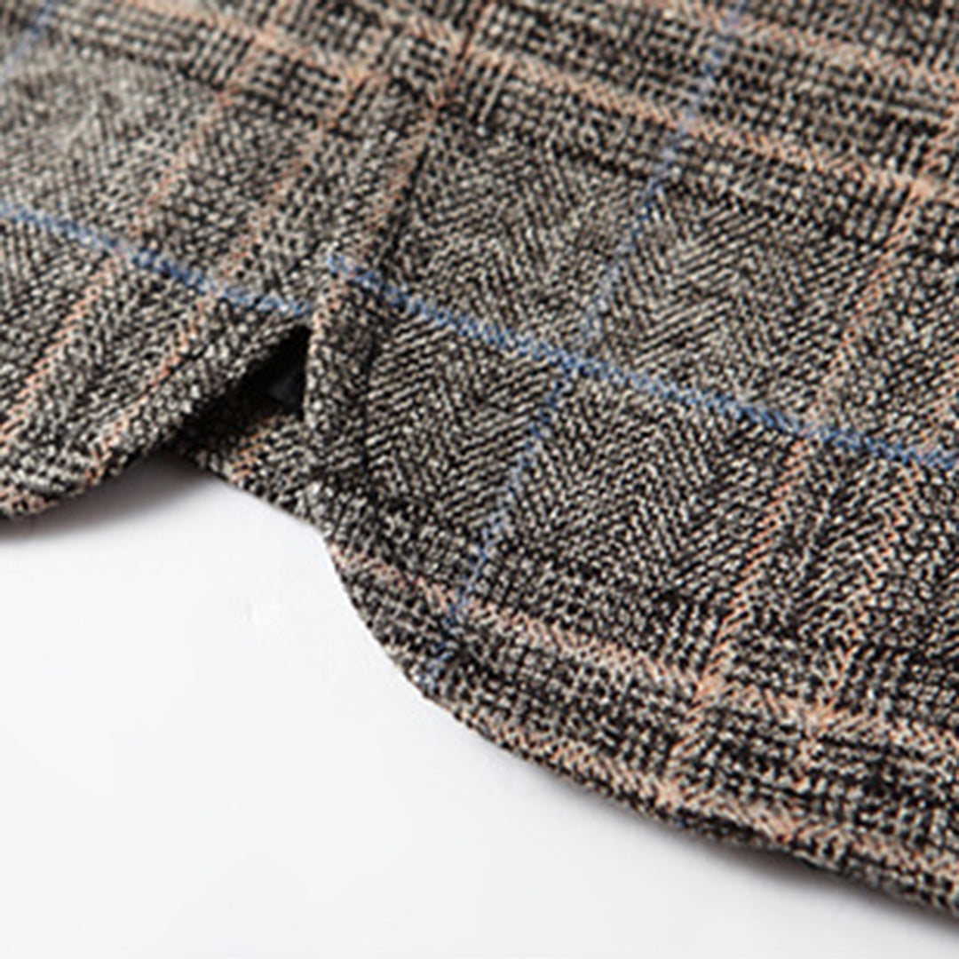 Karierter Herrenblazer aus Wolle, braun-grau, Nahaufnahme, modisch, elegant, hochwertig.