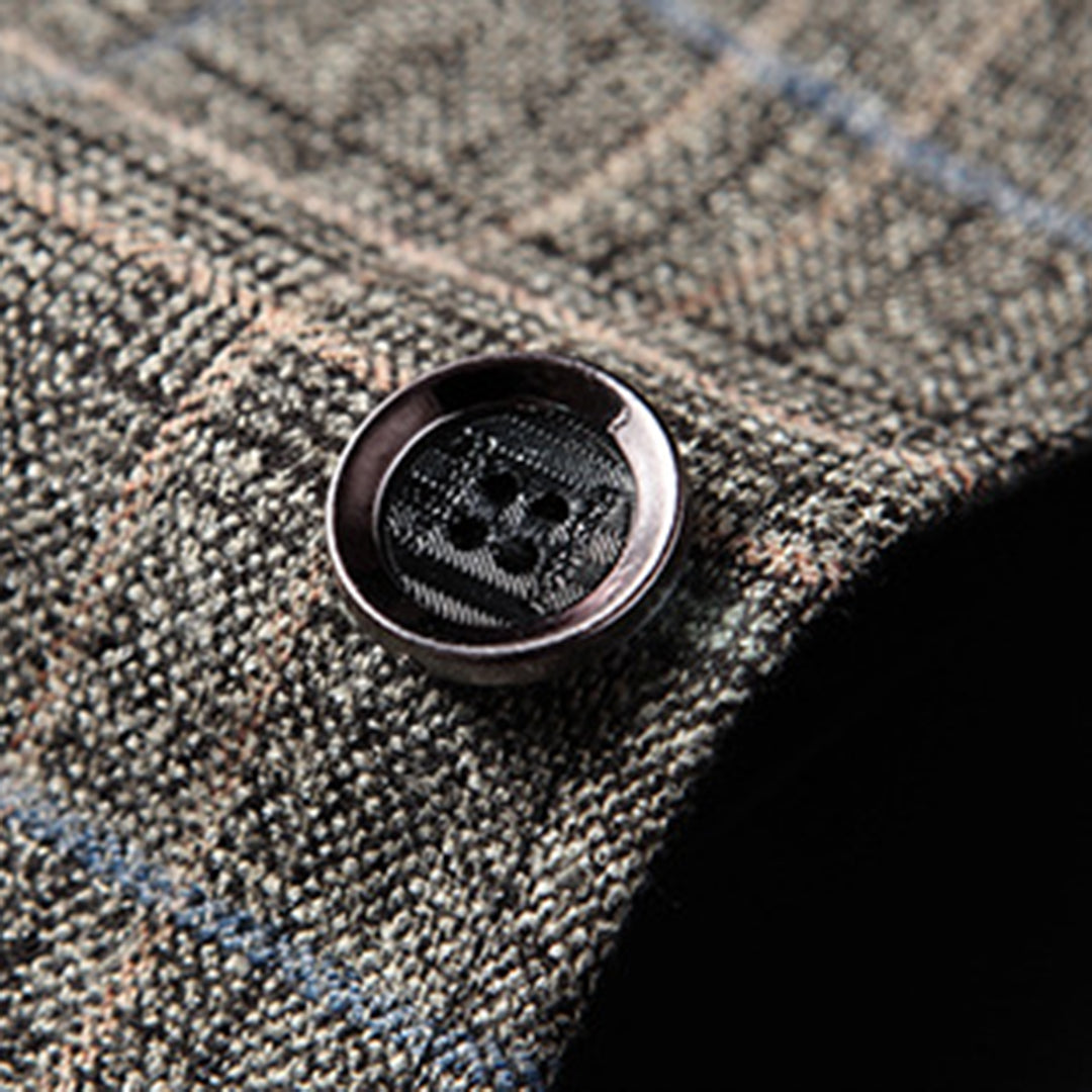 Knopf eines karierten Herrenblazers aus Wolle in Nahaufnahme, braun-grau, elegantes Design.