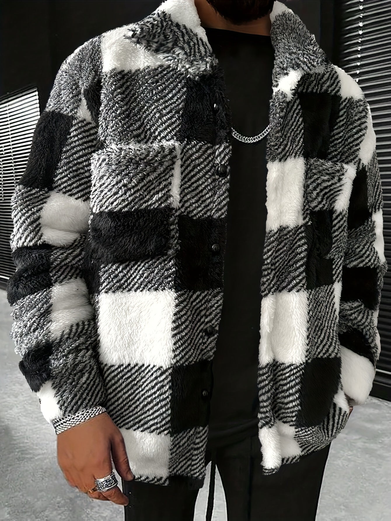Schwarz-weiß karierte Herrenjacke aus Kunstpelz, warm und modisch für den Winter.