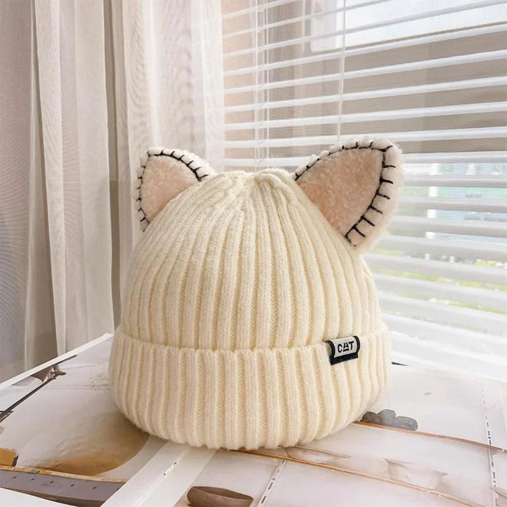 Weiße Strickmütze mit Katzenohren, Damenmode, Winteraccessoire, gemütlich, stilvoll.