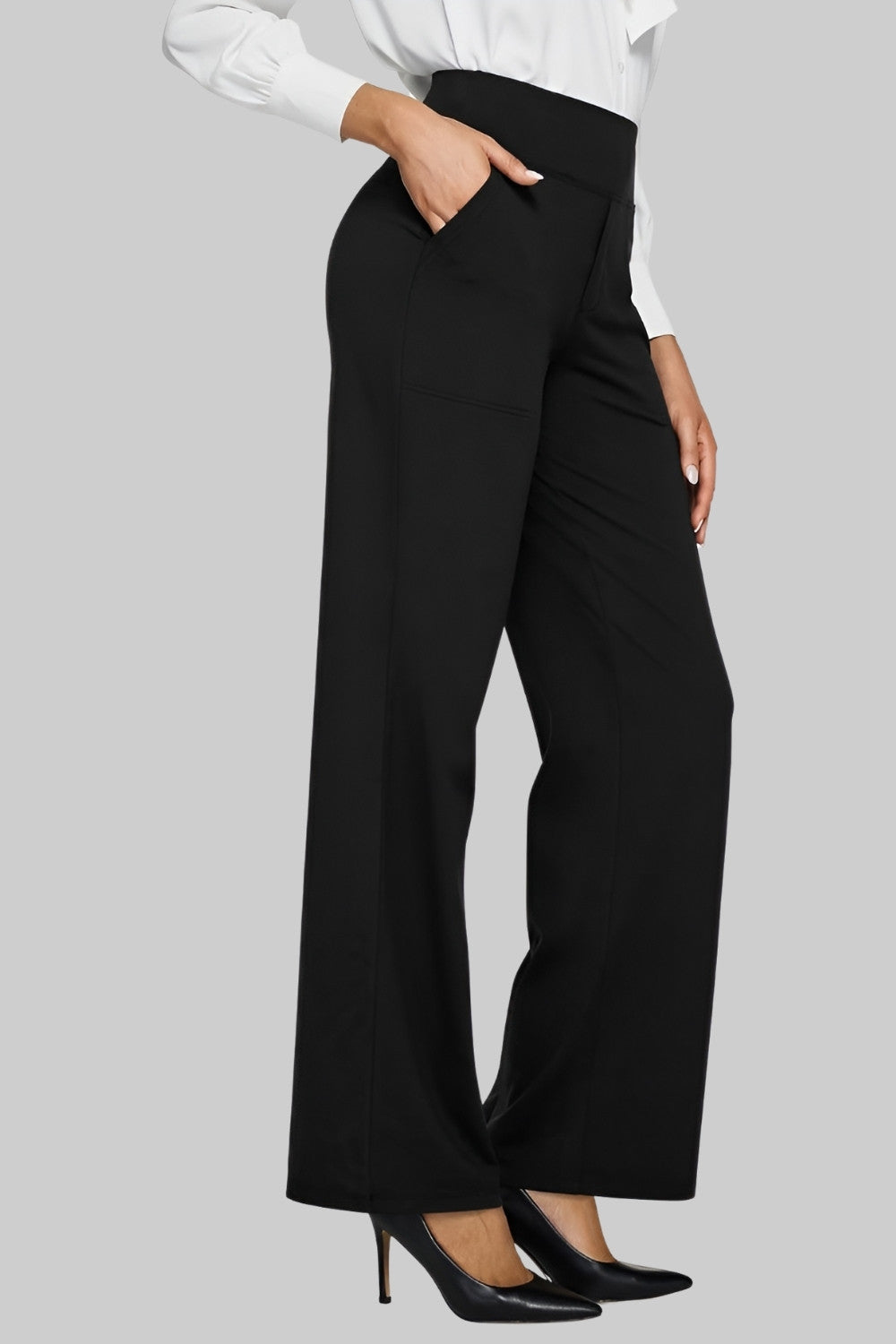 Schwarze Hose mit hohem Bund im Business-Look, kombiniert mit weißer Bluse und schwarzen Pumps, Hand in der Tasche. 10
