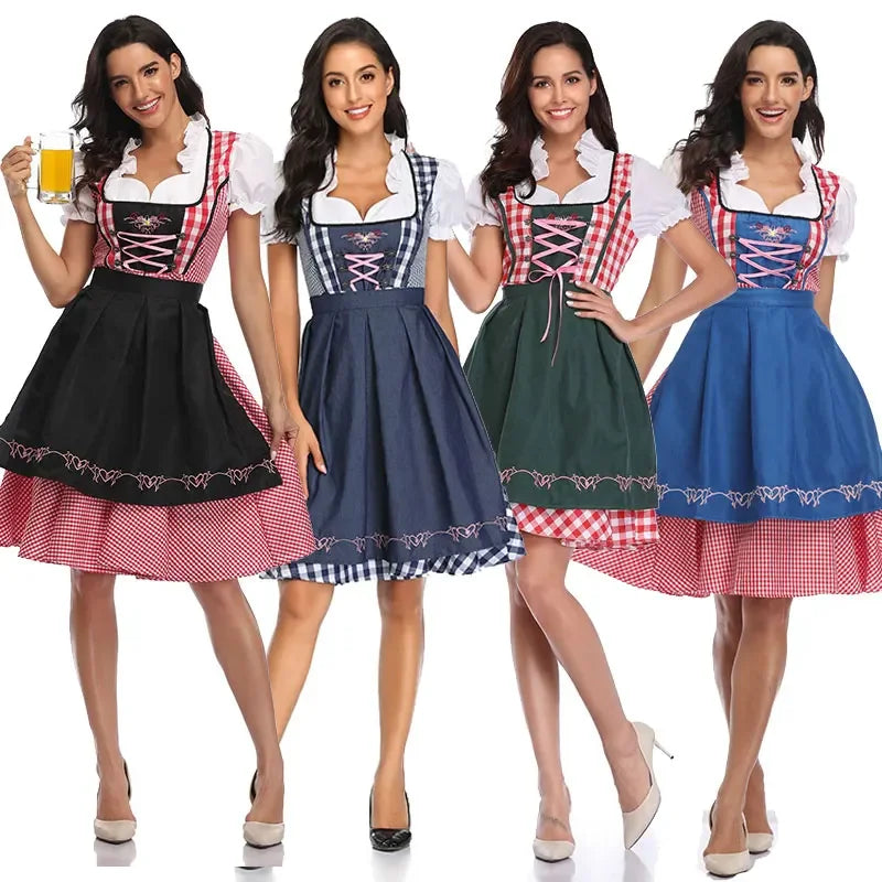 Vier Modelle mit dem Dirndl in vier Varianten: schwarze, dunkelblaue, grüne und blaue Schürze.