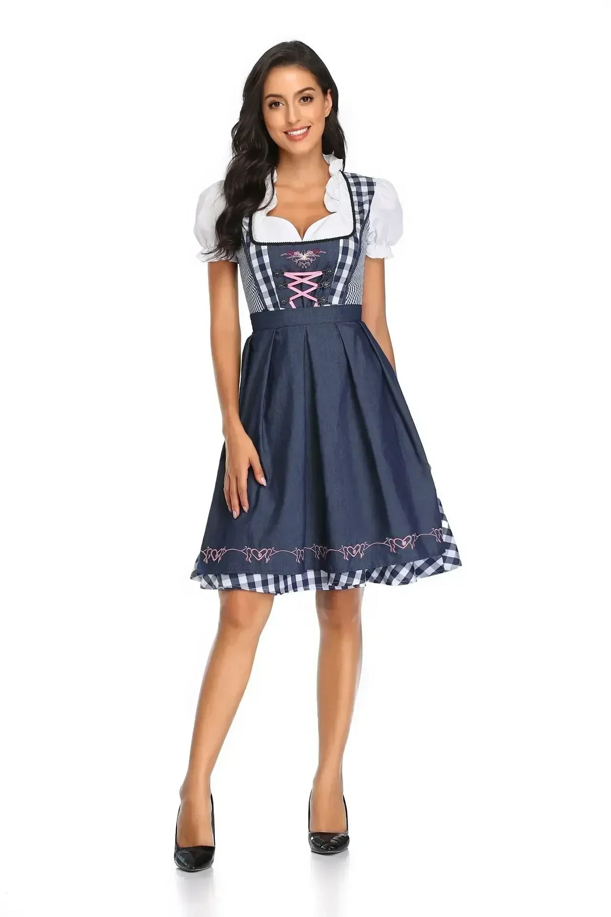 Blau-weiß kariertes Dirndl mit dunkelblauer Schürze und rosa Schnürung, Frontansicht.