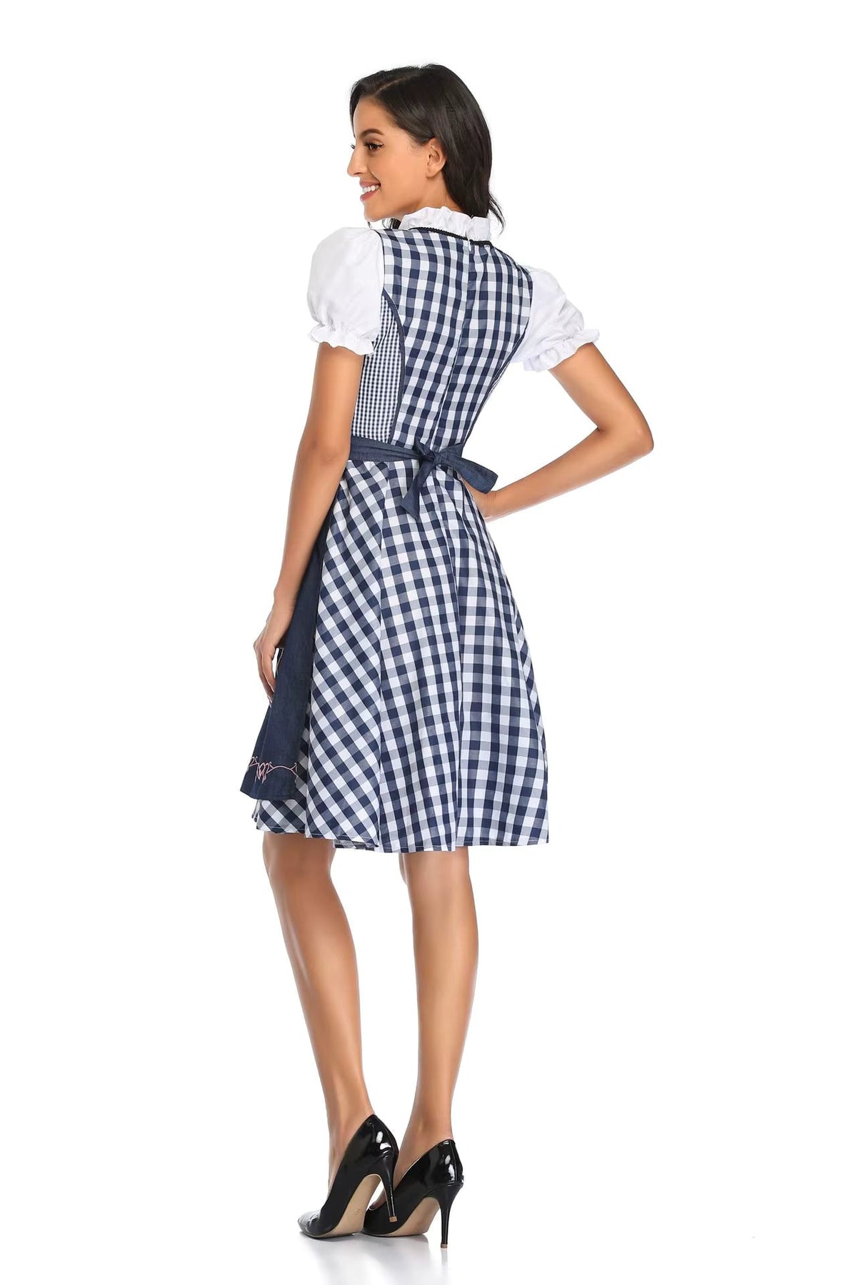 Blau-weiß kariertes Dirndl mit blauer Schürzenschleife und weißen Puffärmeln, Rückansicht.