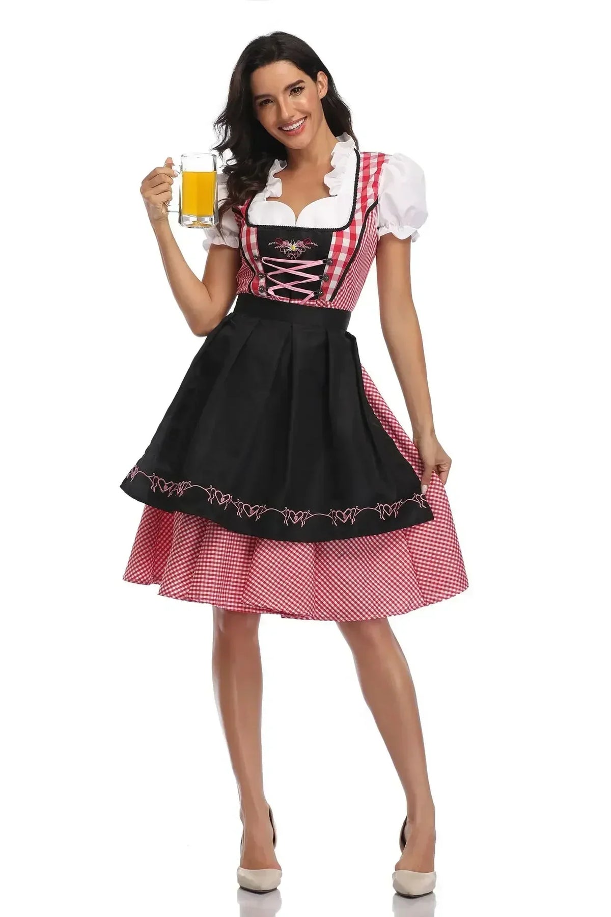 Rot kariertes Dirndl mit schwarzer bestickter Schürze und rosa Schnürung, Frontansicht.