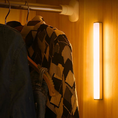 LED-Schrankleuchte beleuchtet Kleidung, Holzschrank, moderne Innenbeleuchtung, energiesparend.