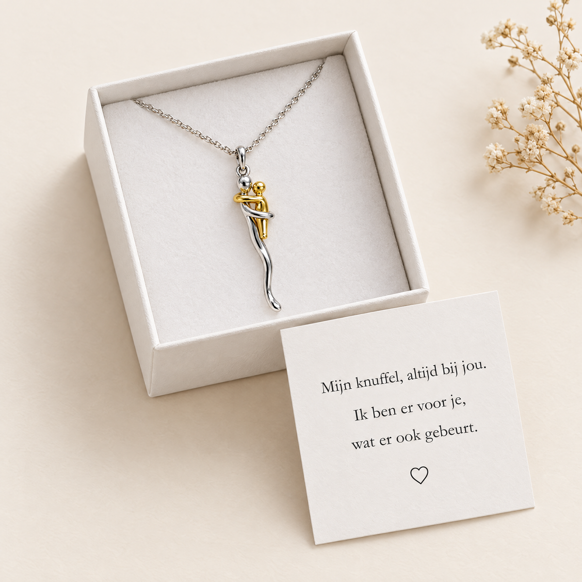 Anhänger-Halskette in einer weißen Geschenkbox mit Grußkarte und Trockenblumen-Detail