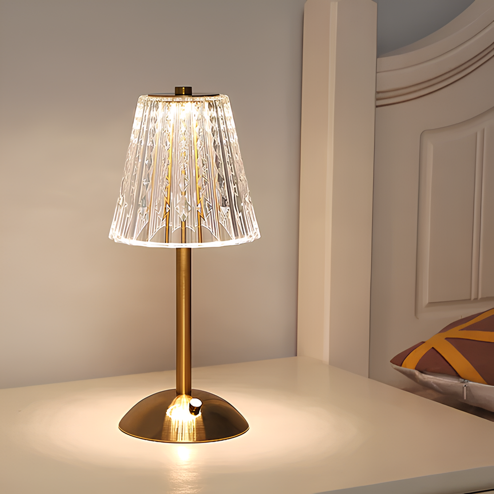 Goldene Tischlampe mit Kristallschirm auf Nachttisch, modernes Design, Schlafzimmerbeleuchtung.