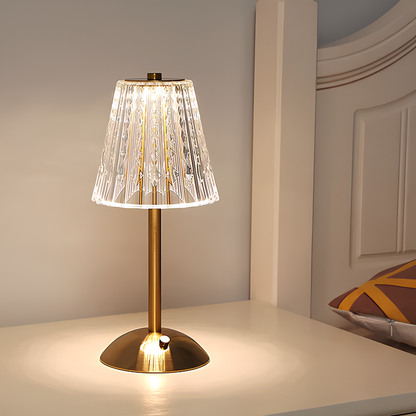 Goldene Tischlampe mit Kristallschirm auf Nachttisch, modernes Design, Schlafzimmerbeleuchtung.